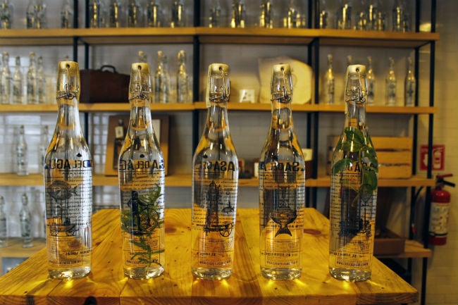 Las botellas son de vidrio para reusarse y no generar basura. // Foto: Especial.