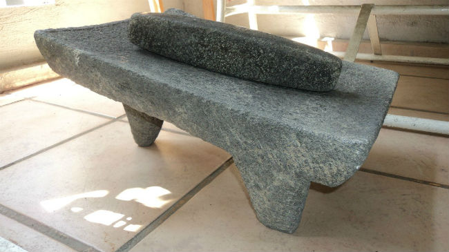 El metate desapareció de la cocina mexicana con todo y el metlapil (la piedra pequeña para moler) // Foto: Especial 