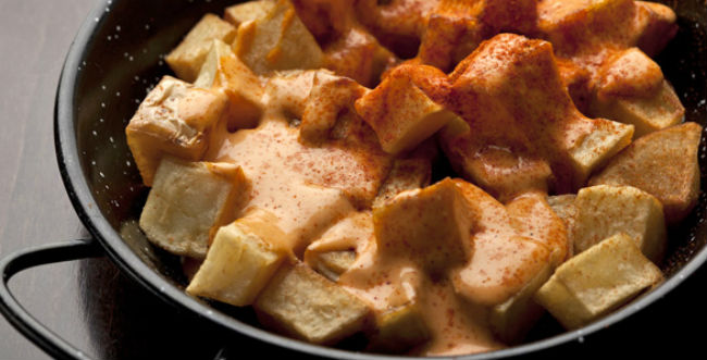 De aperitivo la sugerencia son las patatas bravas. // Foto: Especial.