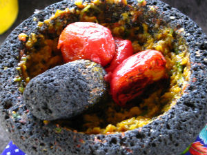 Vendían metates, molcajetes y todo para preparar salsas y tortillas. // Foto: Especial.