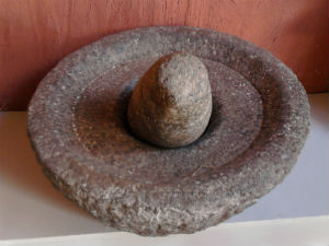 El rolu, de India, está hecho del mismo material que el molcajete. // Foto: Especial.
