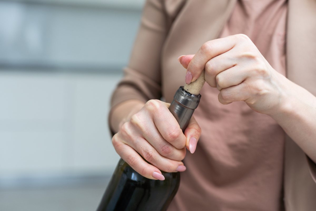 Un zapato puede ser tu aliado para destapar una botella de vino.