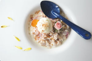 Desde las bebidas hasta los postres son de color rosa. Acá el ceviche de esmedregal. // Foto: Especial.