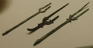 Tenedores de bronce que datan del siglo VIII o IX hallados en Irán. // Foto: Especial.