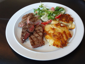 La dauphinois es ideal para acompañar un buen filete. // Foto: Especial.