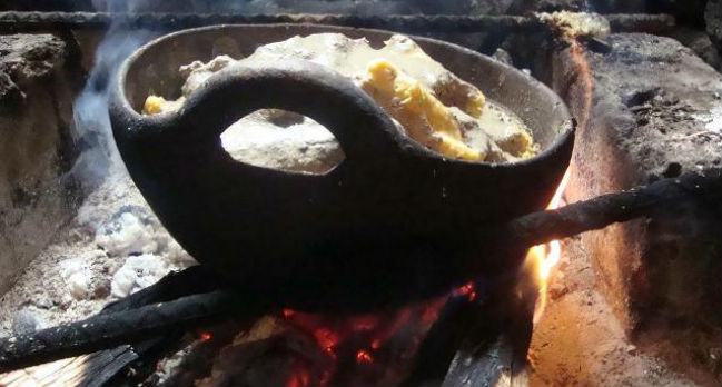 El "machucado" se prepara en una olla de barro con una sola asa que debe ponerse al fuego vivo. // Foto: Carmen