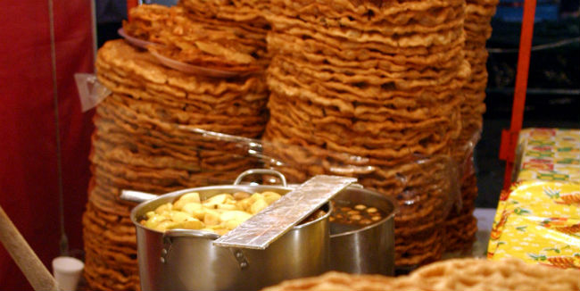 Los buñuelos "de rodilla" son una tradición que se pierde poco a poco. // Foto: Cuartoscuro.