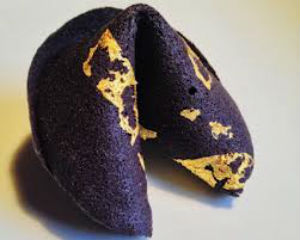 La galleta de la fortuna de ajonjolí negro y hoja de oro, del chef... // Foto: Especial.