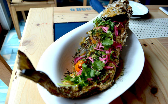 Mojarra frita con yuca, salsa de habanero y limon, uno de los platillos estrella hecho con productos de pescadores locales. // Foto: Cortesía.