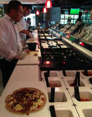 La barra de Food Republic tiene más de ¡130 ingredientes!