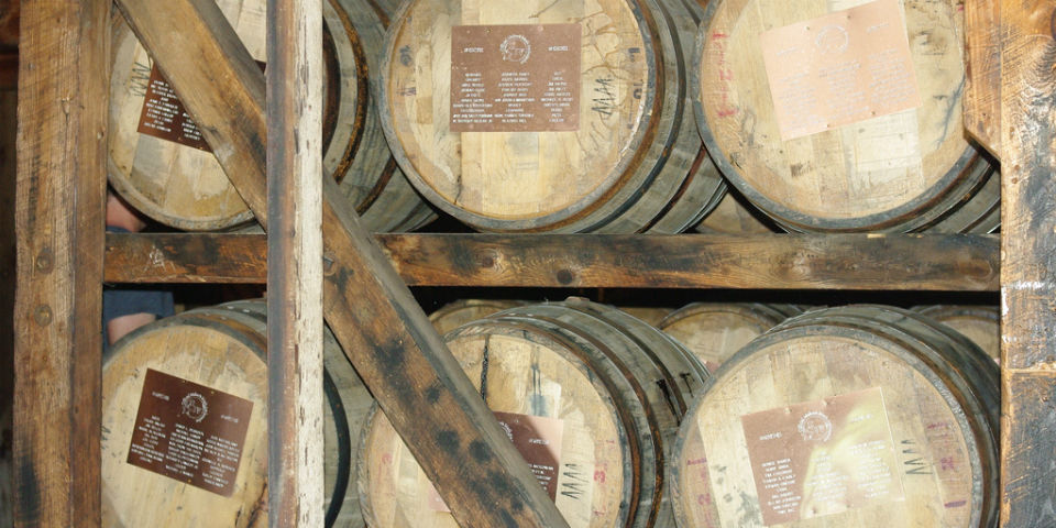 Por ley, el whiskey debe añejarse en barricas durante dos años, aunque la tradición marca cuatro años. // Foto: Especial.
