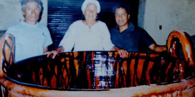 La Unión de Alfareros de La Luz creó esta gran cazuela de barro de 1.40 metros de alto por 1.40 de diámetro y entró al Record Guiness. // Foto: Especial.