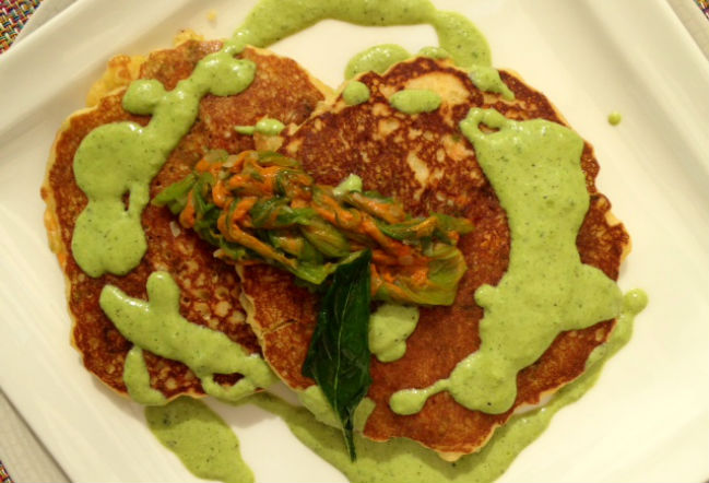 No dejes de probar los hot cakes con flor de calabaza y salsa de poblano. // Foto: Animal Gourmet.