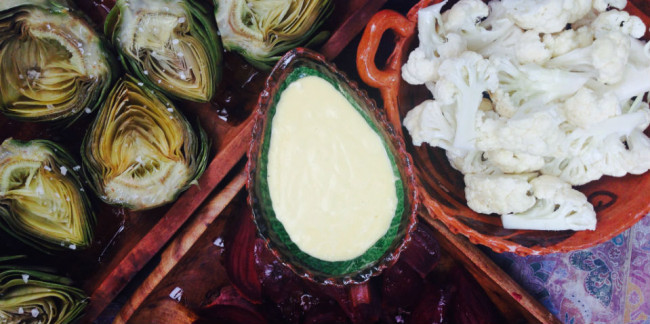 Acompaña las verduras asadas con aioli hecho en casa al centro. // Foto: Animal Gourmet. 