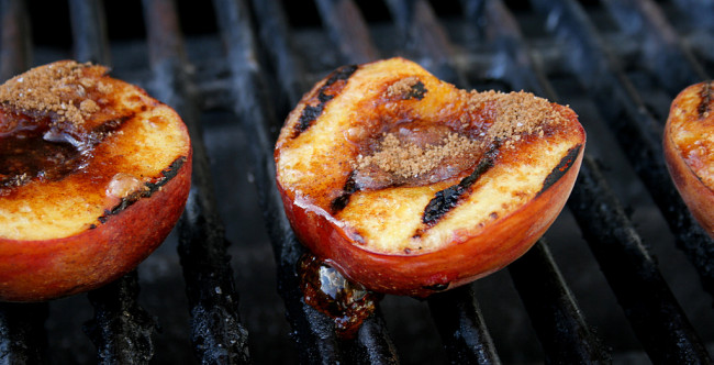 Para acompañar la gelatina pon a asar unos duraznos a la plancha o a la parrilla. // Foto: Especial.