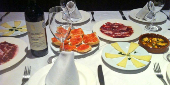 La carta no es amplia pero el menú es de calidad; destacan los platillos para compartir. // Foto: Twitter La Taberna del Chanclas.