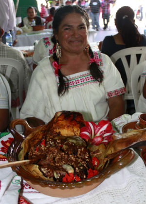 Alicia Achúz y su pollo de rancho relleno de escamoles en salsa de chicharras. // Foto: Deni Álvarez.