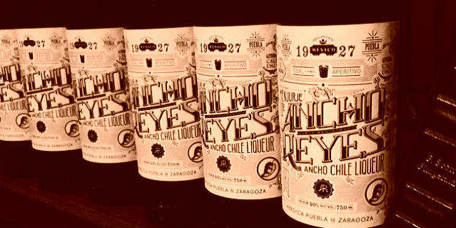 Ancho Reyes es de origen poblano y se elabora con los mejores chiles anchos de San Martín Texmelucan. // Foto: Ancho Reyes (Facebook).