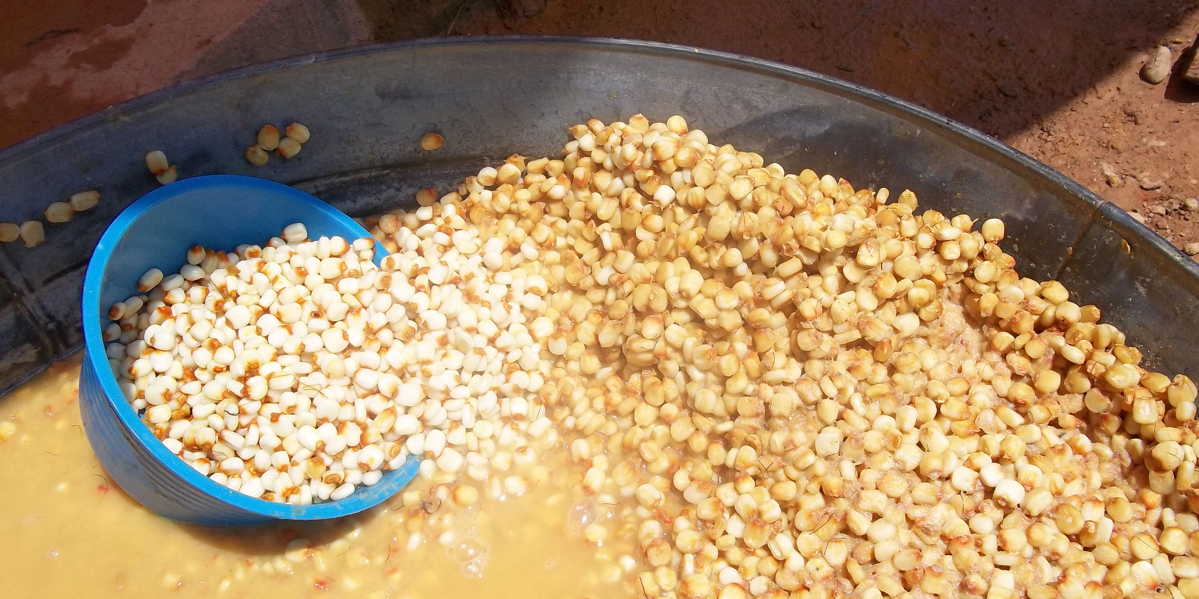 Algunas mujeres comenzaban a moler maíz a las 3 de la mañana para salir a vender tortillas pasado el medio día. // Foto: Carmen Castillo Cisneros 