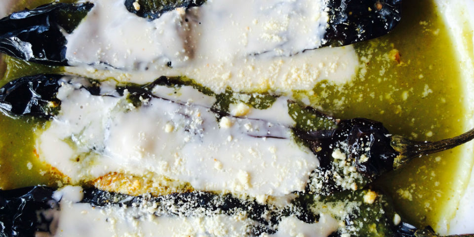 Cubiertos de una salsa esmeraald, crema y queso michoacanos, los chiles capones fueron el segundo tiempo. // Foto: Animal Gourmet.