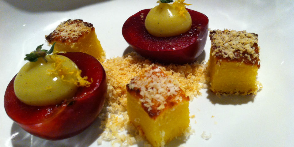 Ciruelas con crema de vainilla y limón acompañadas pastel de elote. El sabor de la condescendencia. // Foto: Animal Gourmet.