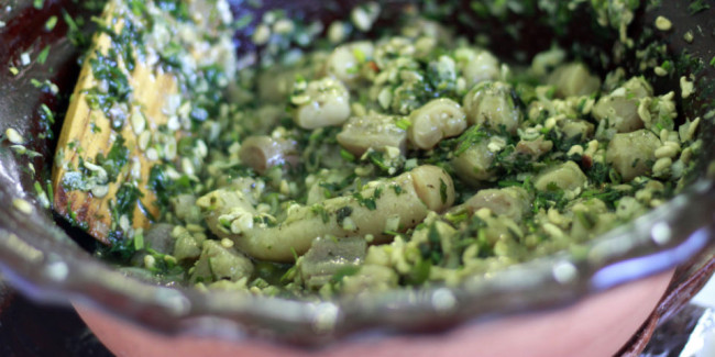 Los escamoles pueden comerse solos o, como en este caso, en guisado con pene de toro y salsa verde. // Foto: Deni Álvarez (@deniletus)