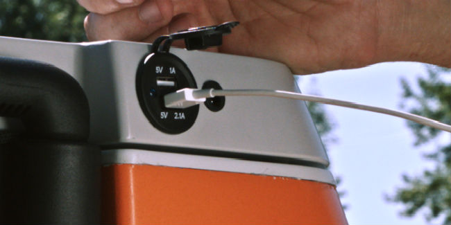 Además de bocinas resistentes al agua tiene conexión USB para cargar tus gadgets durante el viaje. // Foto: Cooles (Kickstarter)