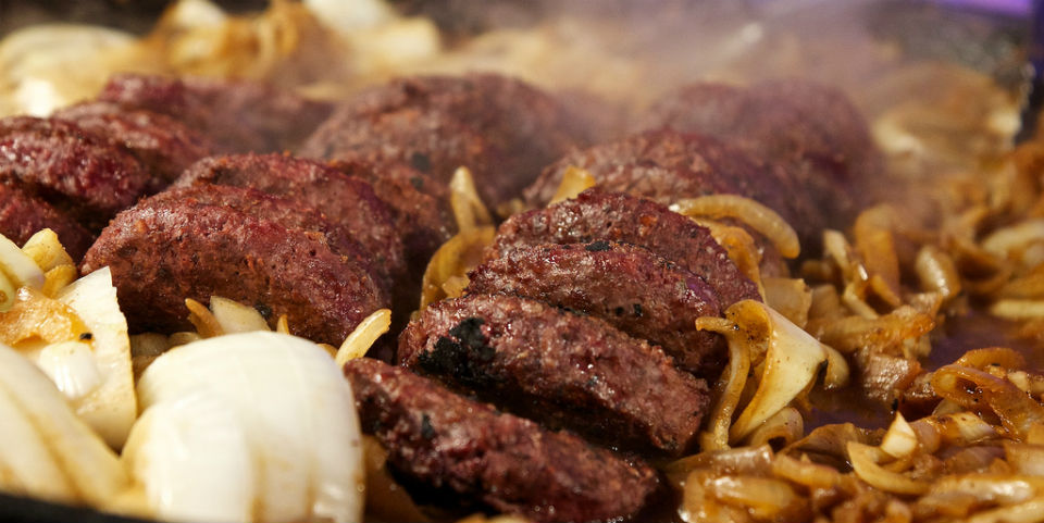 La carne de avestruz es rica en Omega 3 y su sabor es similar a la de res por lo que sin problemas puedes hacer unas ricas hamburguesas. // Foto: Especial.