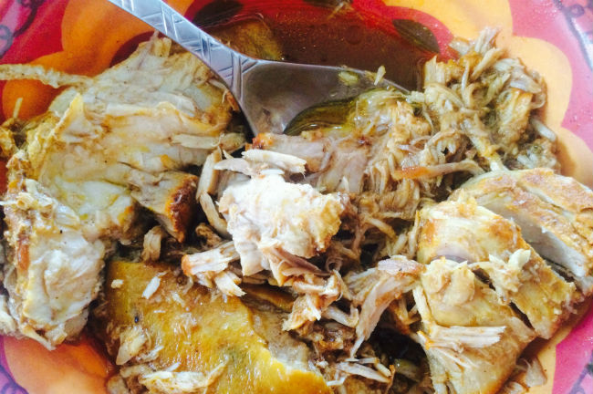 La cochinita de hoy en Holbox es perfecta. Guarda la combinación ideal entre maciza, cuerito y un adobo apenas teñido por el achiote. // Foto: Animal Gourmet.