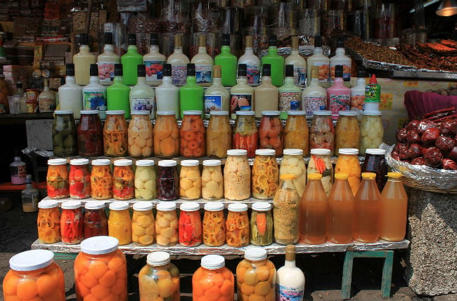 El mercado Juárez, en el centro de Amecameca, se distingue por sus cocinas pero también se pueden encontrar dulces, productos cosechados en el municipio y conservas. // Foto: Miandigra (Wikimedia Commons).