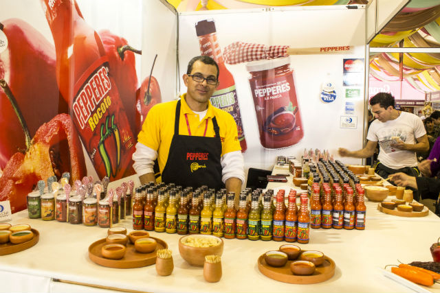 Pepperes trabaja con agricultores de ajíes locales para crear salsas y exportarlas a países como 