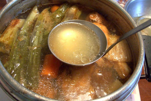 El secreto para un buen "fumet" son los ingredientes y hervirlos durante varias horas. // Foto: Kui-Doraku (Wikimedia Commons).