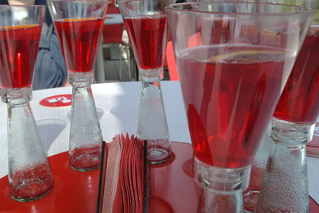 El Campari toma su intenso color rubí gracias a la grana cochinilla. // Foto: Emanuela De Vecchi (Creative Commons).