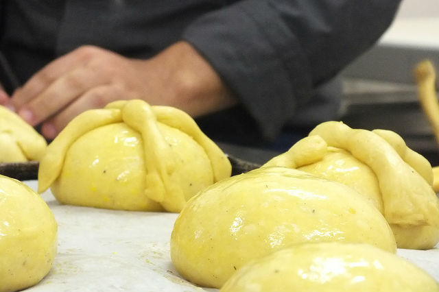 No olviden apartar un poco de masa para hacer los huesos y el cráneo del pan de muerto. // Foto: Annabelle Orozco (Creative Commons).
