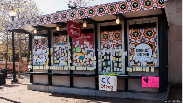 El restaurante permaneció cuatro días cerrado a petición de la policía para investigar si las amenazas eran creíbles. // Foto: Conflict Kitchen.