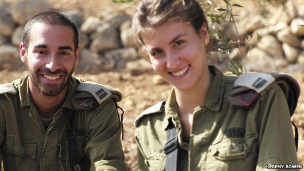 El objetivo de Or Maliki y Yam Matir, ambos soldados israelíes, es tratar de mantener la paz entre ambos bandos. // Foto: Jeremy Bowen.