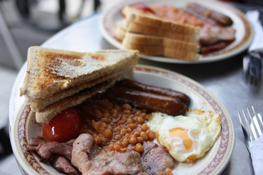 El típico 'full english breakfast' consiste en tocino u otra carne, huevos, frijoles, salchichas, papas o puré, jitomate y hasta hongos. // Foto: Christian Kadluba (Creative Commons).