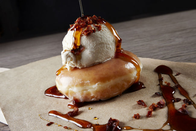 Decadente pero delicioso... así la dona glaseada con helado de tocino y miel de maple. // Foto: Cortesía Boca Grande.