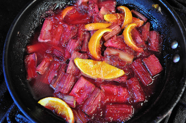 El ruibarbo combina muy bien con frutas y azúcar, para constrastar su ácido sabor. // Foto: Rod Waddington (Creative Commons).