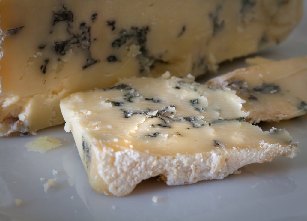 Las hermosas vetas verdes y azules del Blue Stilton se logran gracias a la intervención del moho. // Foto: Keith Williamson (Creative Commons).