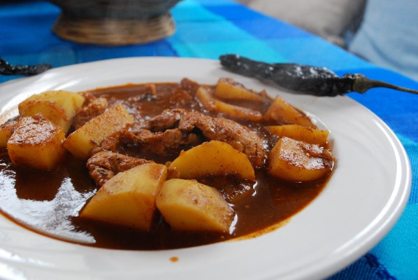 Los bisteces en pasilla son un clásico de las fondas chilangas y los tacos de guisado. // Foto: Chris Kohatsu.