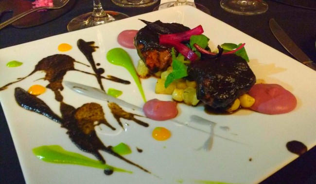 Ribeye con chichilo negro, claroscuro de chinchayote, elote tostado y rayadura de limón. // Foto: Mariana Toledano.