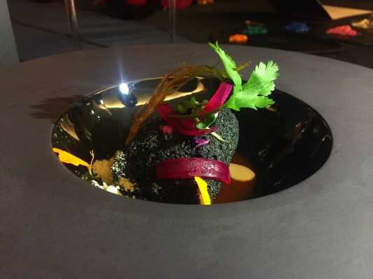 Tamal grafito de amaranto con pato, salsa de chiltomate y queso crema de rancho. // Foto: Mariana Toledano.