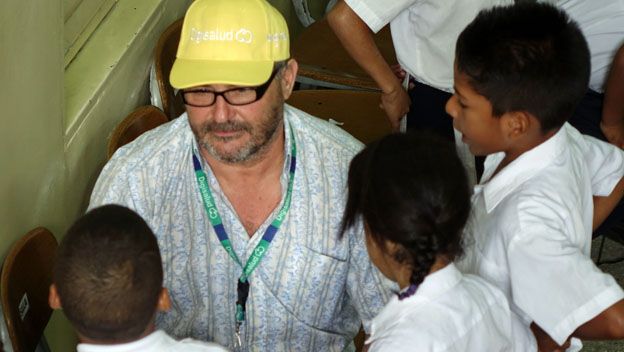 Enrique Egana Wallis, un experto en superalimentos que enseña a los niños el poder de la lechuga, cree que con conucos no se soluciona la escasez.