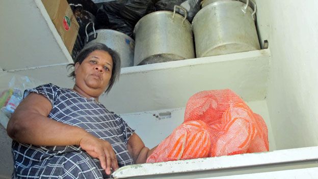 Belky, una de las propietarias de las Casas de Alimentación, guarda los alimentos que recibe del gobierno en este depósito.