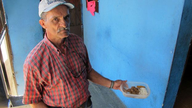 El señor es uno de los usuarios de la Casa de Alimentación. Recibió este almuerzo gratis.