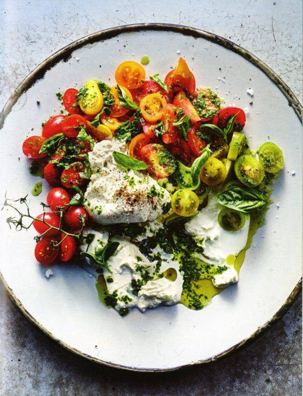 Ensalada_de_jitomate_con_mozzarella_y_pesto