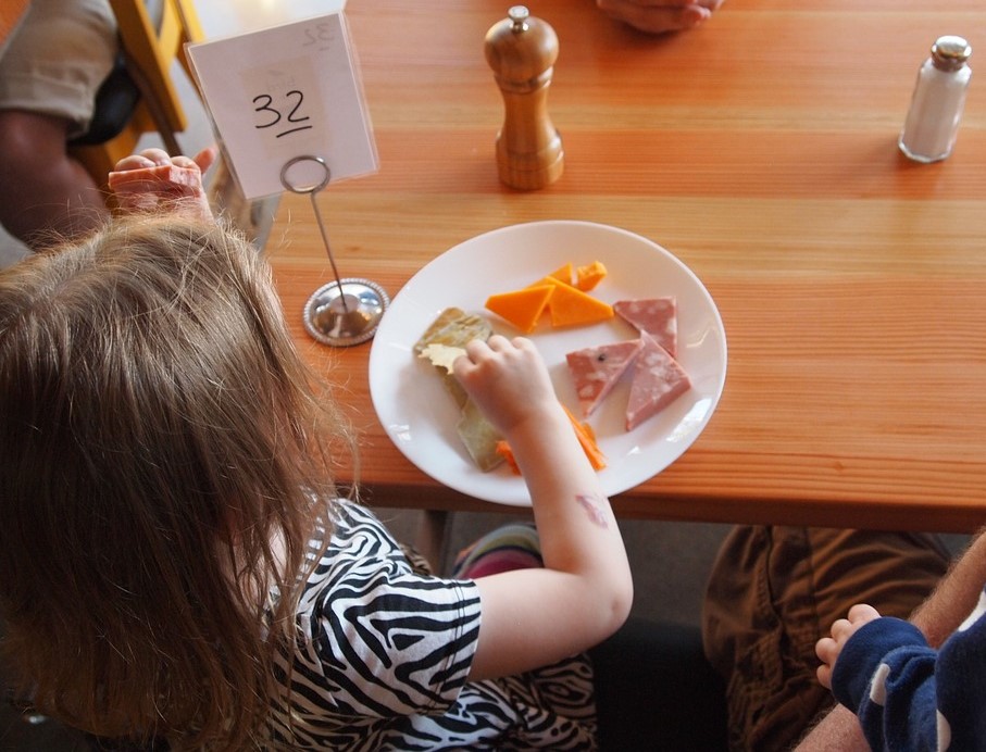 Muchos alimentos, por tradición cultural, se siguen comiendo con las manos. // Foto: Pixabay.