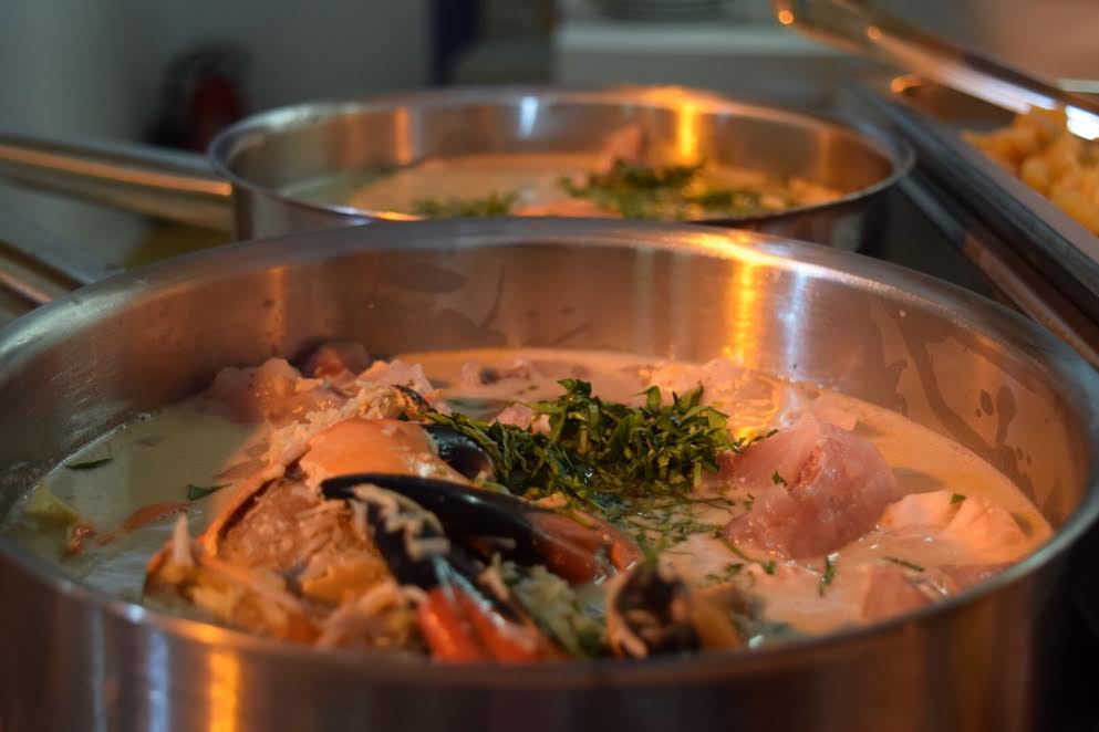 Caldo de pescados y mariscos de Belice. // Foto: Mayra Zepeda.
