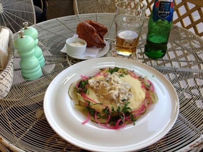 Filete Strogonoff sobre puré de papa, pan con crema agria y cerveza rusa. // Foto: Mayra Zepeda (@Mayra_Zepeda)